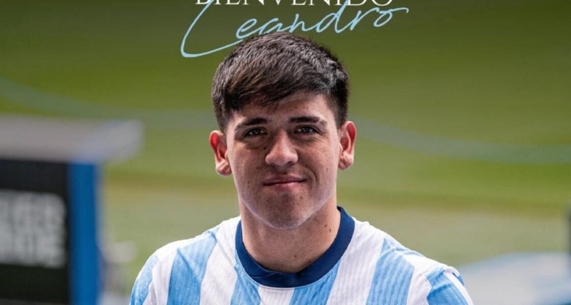 "Leandro Córdoba posando con la camiseta de Racing Club durante su presentación en el campo de juego del Cilindro tras ser fichado desde el ascenso.