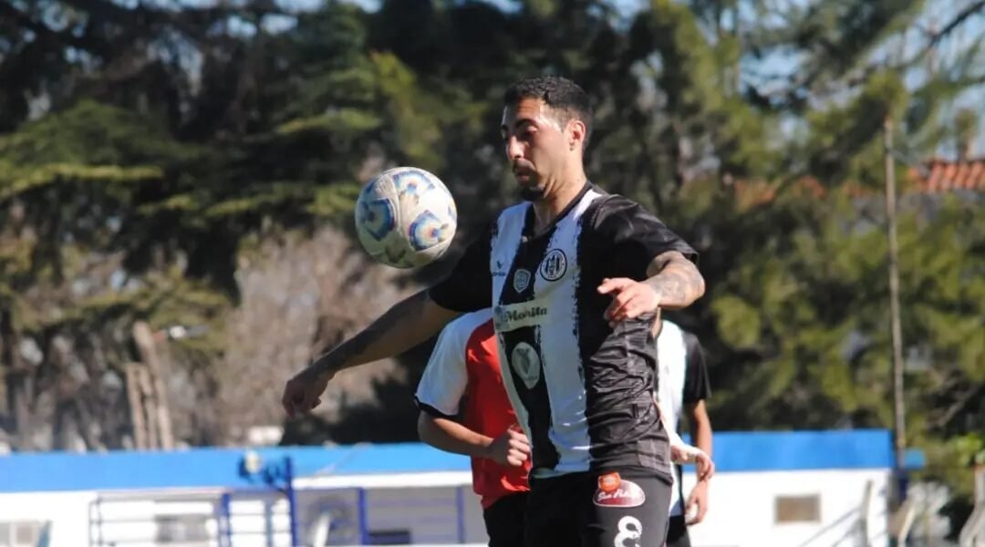 Jugador del Club Atlético Fénix con la camiseta número 3 en blanco y negro dominando la pelota en un partido de la Primera C.