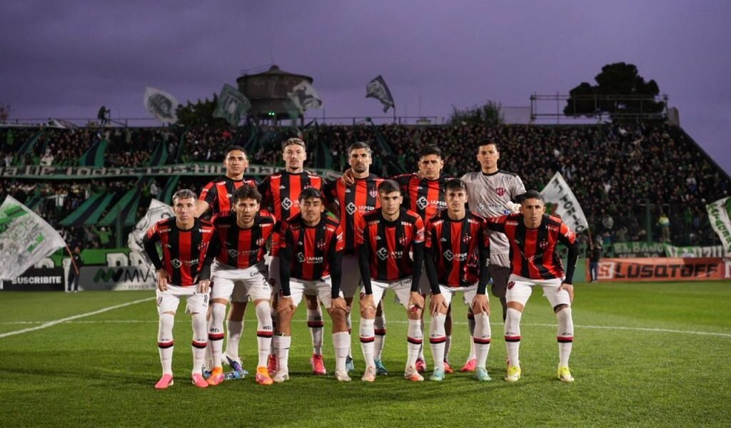 Foto del estadio con jugadores de Chicago vs Patronato disputando el empate 2-2