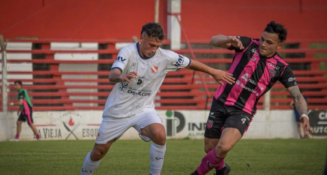 Independiente se hizo fuerte y celebra su victoria 3-0 frente a Atlético Escobar en Chivilcoy