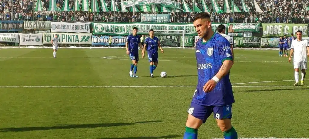 Jugadores de All Boys celebran gol tras derrota de Alberto Bulleri