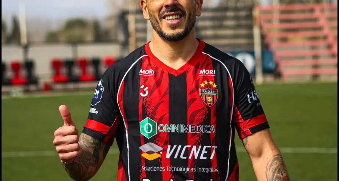 Enzo Kalinski celebrando la victoria 2-0 de FADEP contra Sol de Mayo