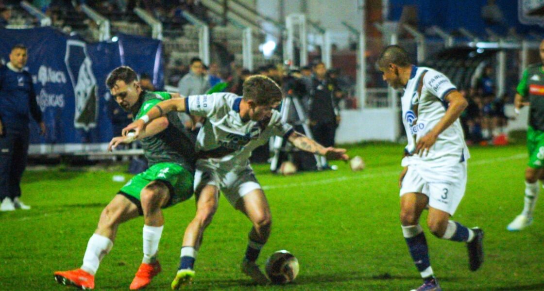 ugador de Kimberley de Mar del Plata protege el balón de espaldas ante la férrea marca de un mediocampista de Juventud Antoniana durante el Torneo Federal A.