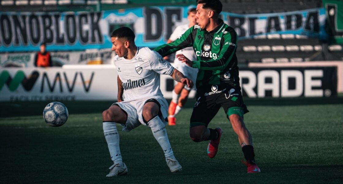 Un jugador de Quilmes disputa la pelota con un jugador de Nueva Chicago durante el partido del último lunes, 7 de septiembre de 2026, por la Primera Nacional.