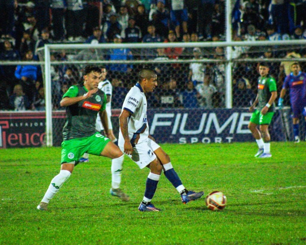 Futbolista de Juventud Antoniana domina la pelota frente a la presión de la defensa de Kimberley en el césped del estadio Fray Honorato Pistoia.