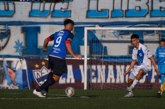 Jugadores de Ferrocarril Midland celebran gol de Isaías Andrada