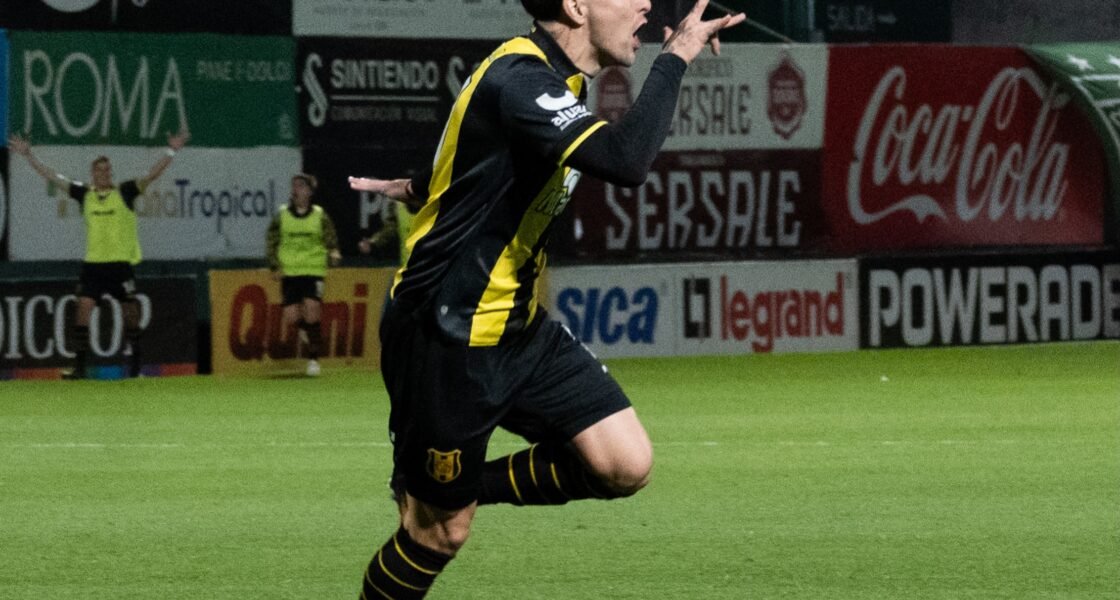 Deportivo Madryn celebra gol decisivo contra Ferro en Caballito
