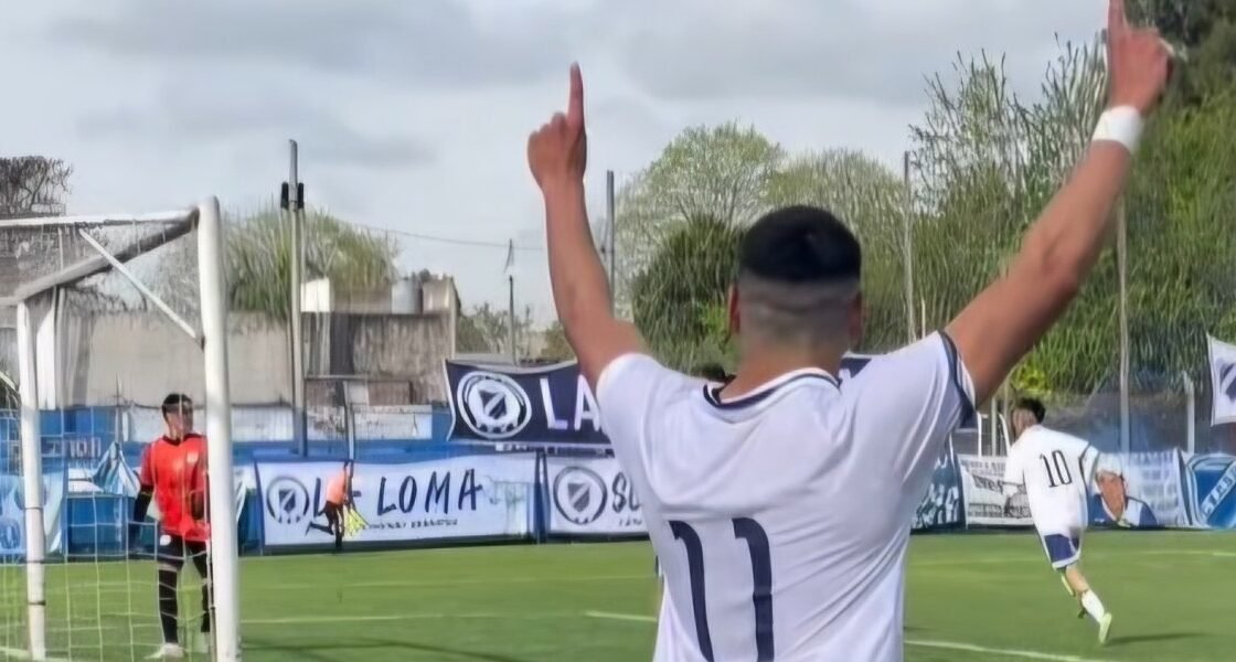 Jugadores de San Martín celebran el gol de Braian Chávez en el estadio