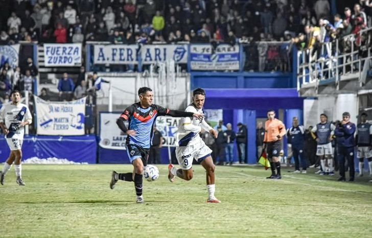 Jugadores de Deportivo Merlo celebran el empate 0-0 en el Parque San Martín