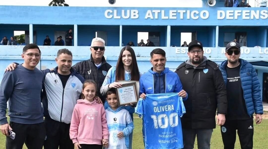 lateral izquierdo Luis Olivera recibe placa por sus 100 partidos con Defensores Unidos