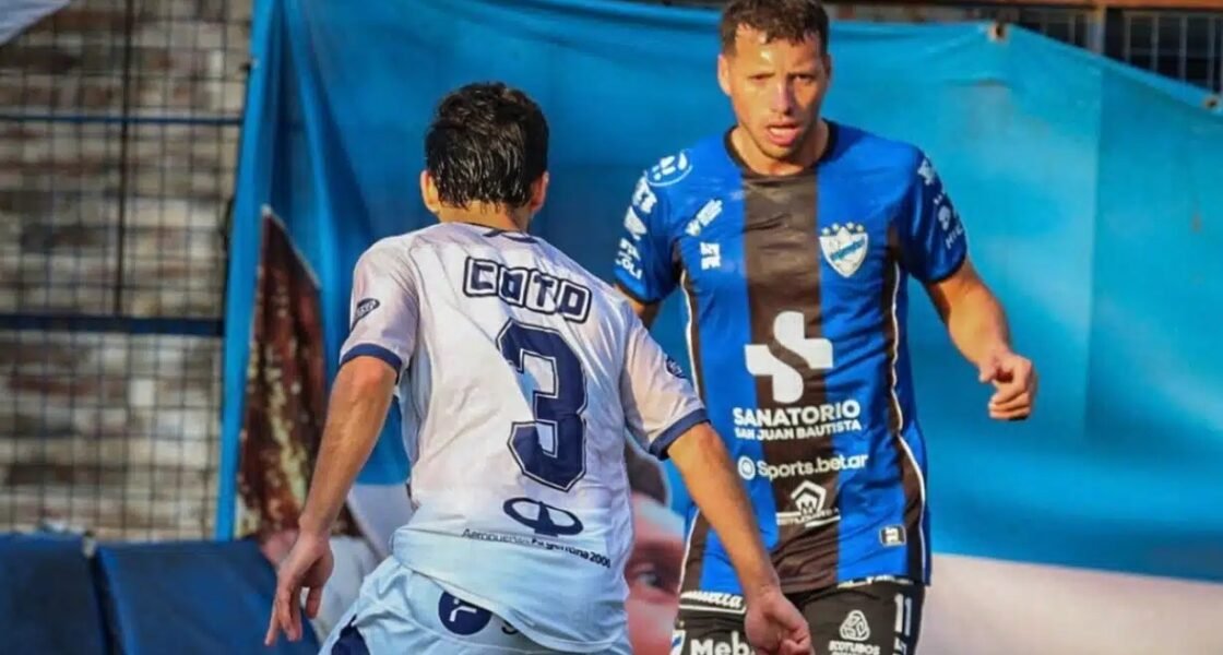 Jugadores de Ferrocarril Midland celebrando bajo la lluvia en el estadio Don León Kolbowski