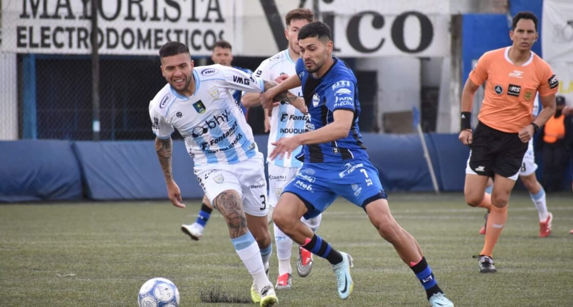 Jugadores de Ferrocarril Midland celebrando su victoria 4-0 en el estadio Ciudad de Libertad