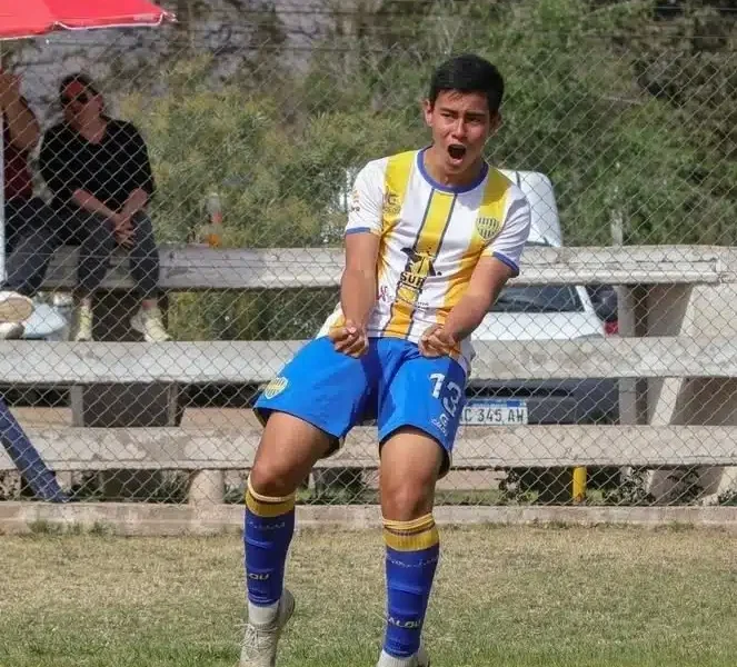 Jugadores de Juventud levantan el trofeo tras ganar en el Campeonato CFFA