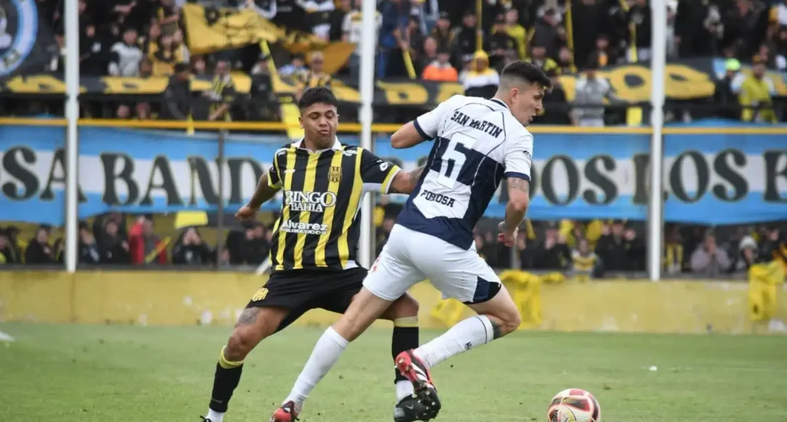 Foto del equipo de San Martín celebrando el empate 1-1 contra Olimpo