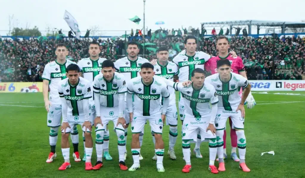 Celebración de Nueva Chicago tras anotar el gol de la victoria