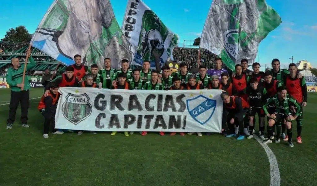 Celebración de Nueva Chicago tras anotar el gol de la victoria