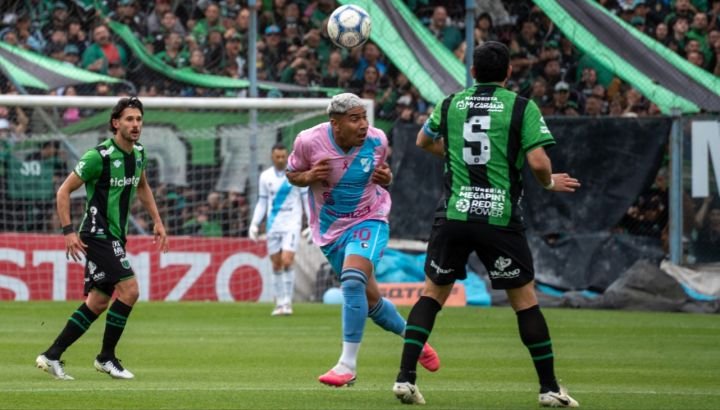 Jugadores de Temperley celebran gol contra Nueva Chicago en el Alfredo Beranger