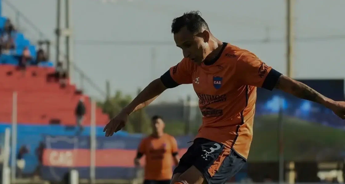 Imagen del estadio con jugadores de Club Atlético Güemes frente a Midland