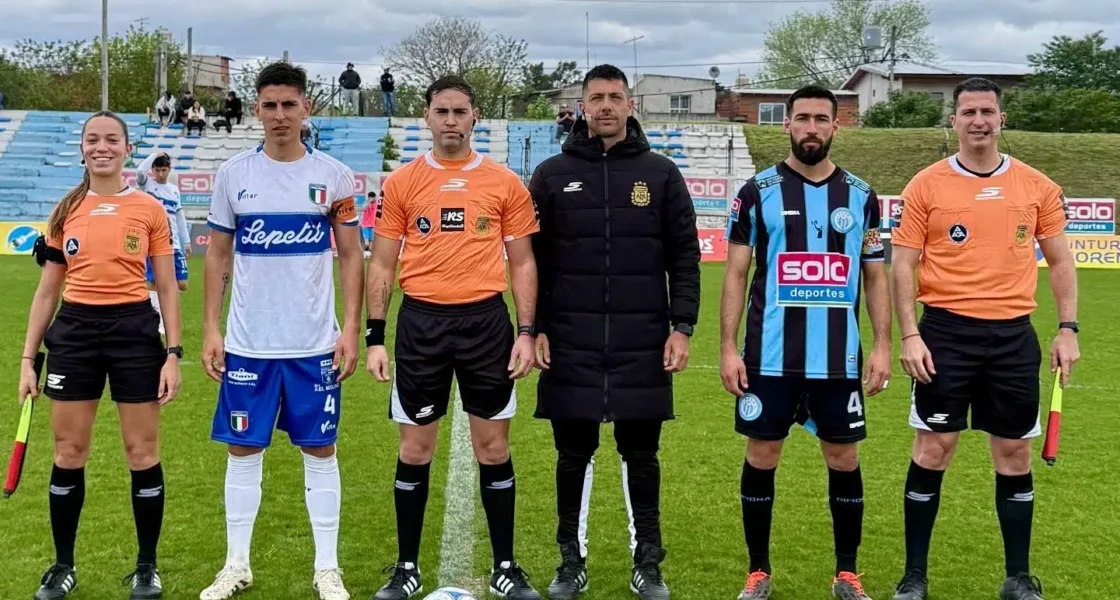 Jugadores de Sportivo Italiano celebrando el gol de la victoria