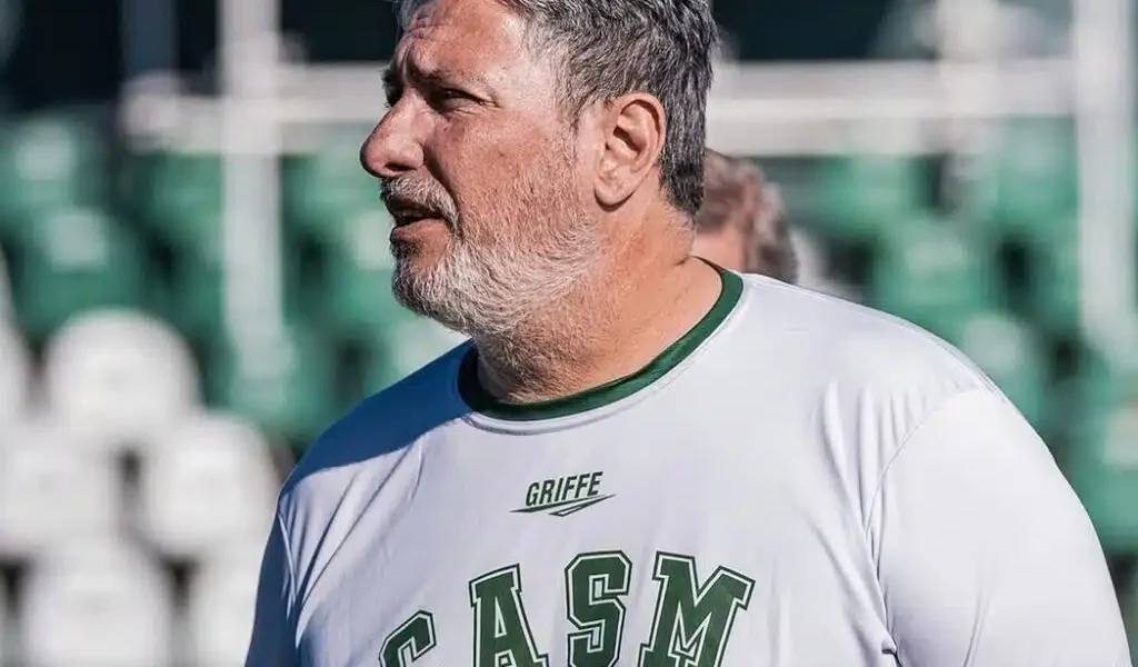 Beto Bulleri entrenando al equipo de San Miguel en el estadio Malvinas Argentinas