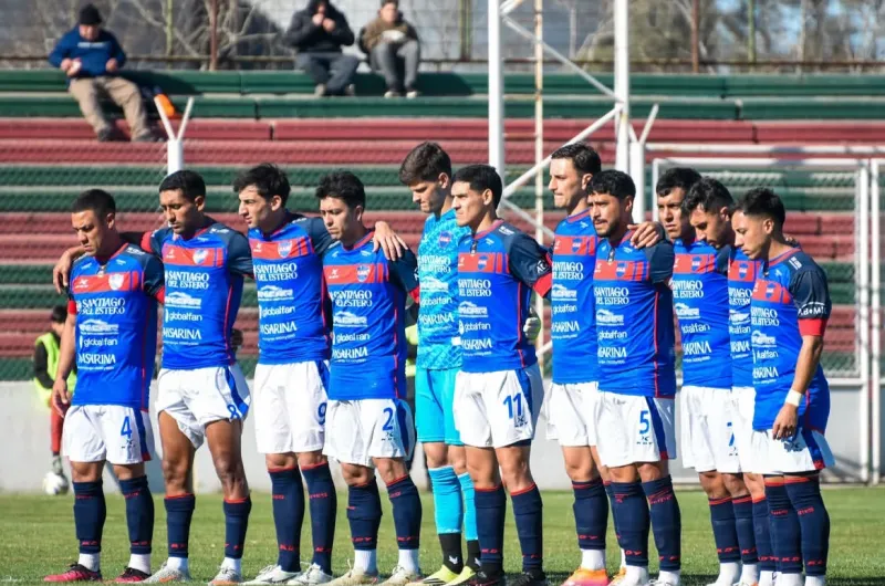 Jugadores juveniles de Güemes de Santiago del Estero entrenando para el próximo partido