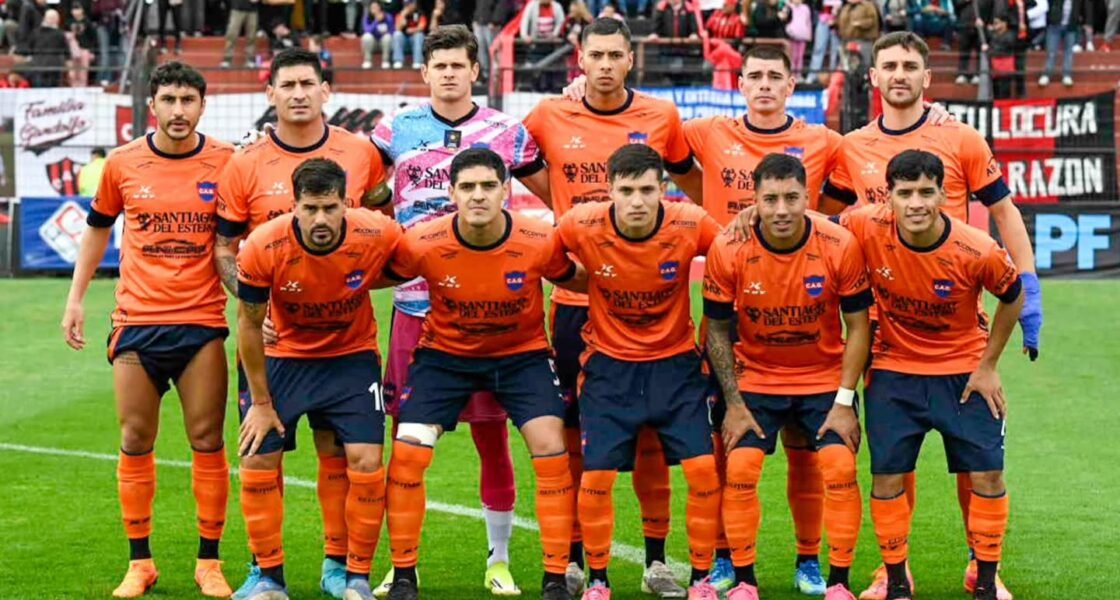 Foto del equipo de Club Atlético Güemes entrenando con jugadores de la cantera