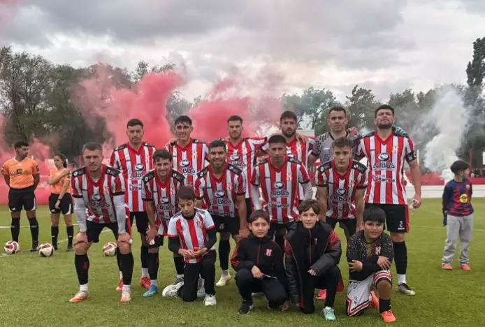 Imagen del marcador y jugadores de Villa Mitre celebrando el empate 1‑1 contra Costa Brava