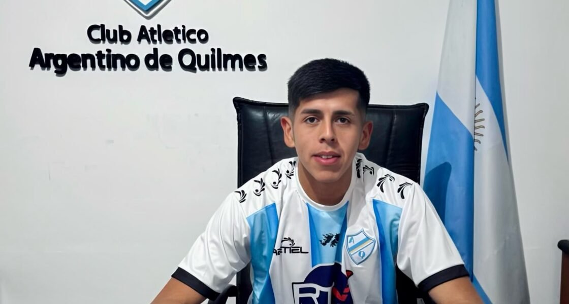 Foto de Santiago Castaño celebrando la firma de su contrato hasta 2029