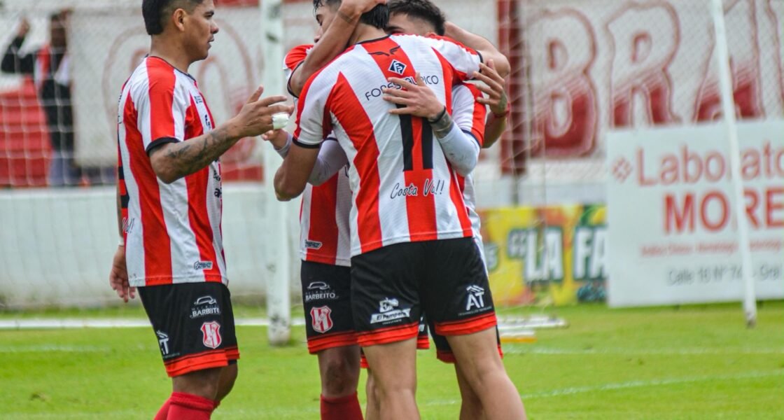 Braian Noriega celebra el gol que clasifica a Costa Brava a los cuartos del Torneo Provincial