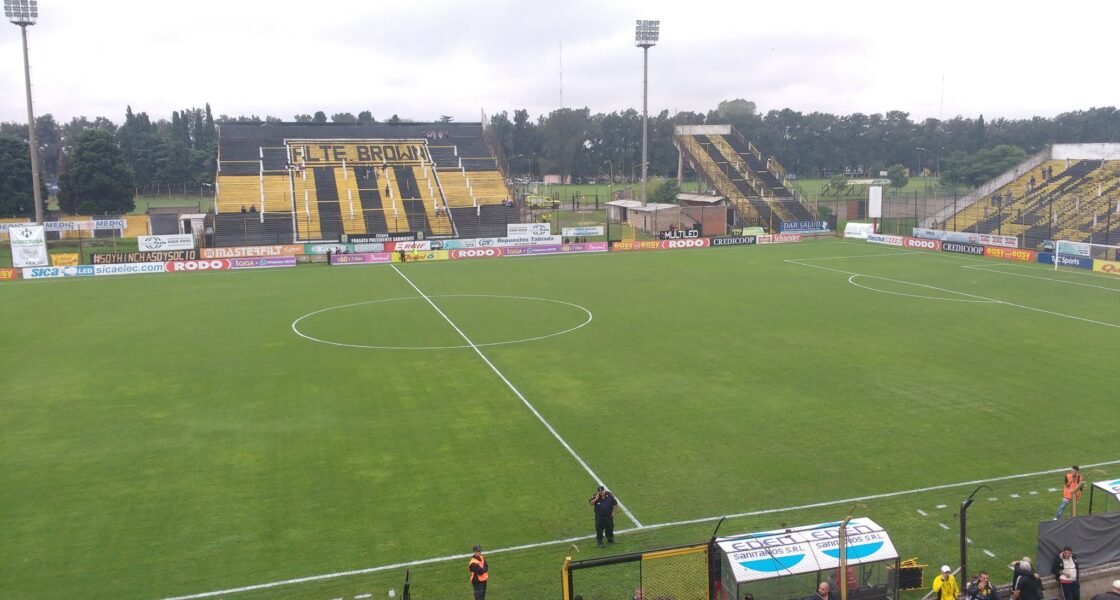 Obras de remodelación en la Tribuna Sur del Estadio Fragata Presidente Sarmiento de Almirante Brown para recibir público visitante