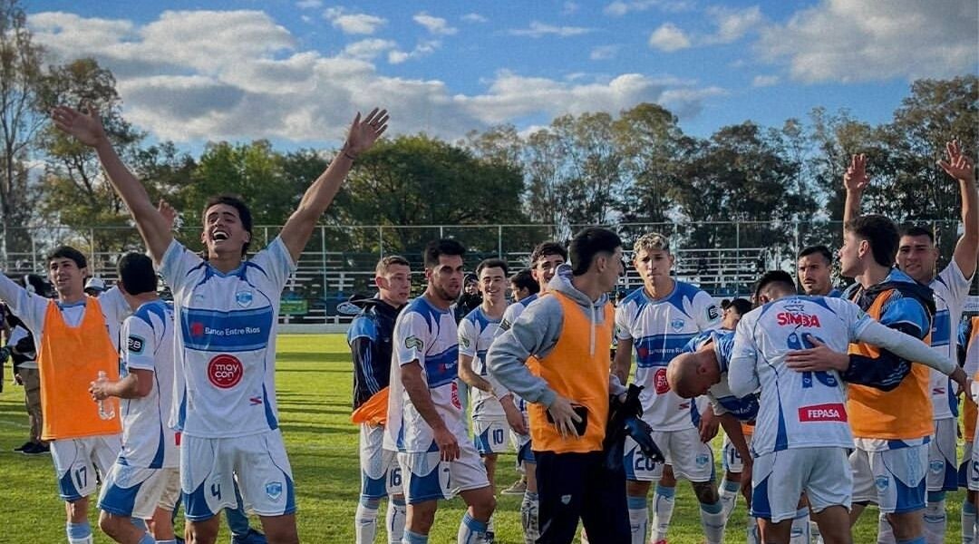 Jugadores de Sportivo Las Parejas celebrando tras la victoria sobre Gimnasia