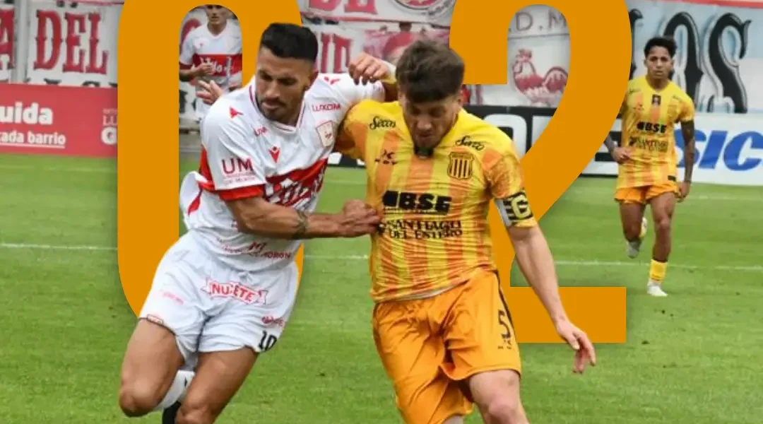 Jugadores de Mitre celebran gol contra Deportivo Morón en el estadio Nuevo Francisco Urbano