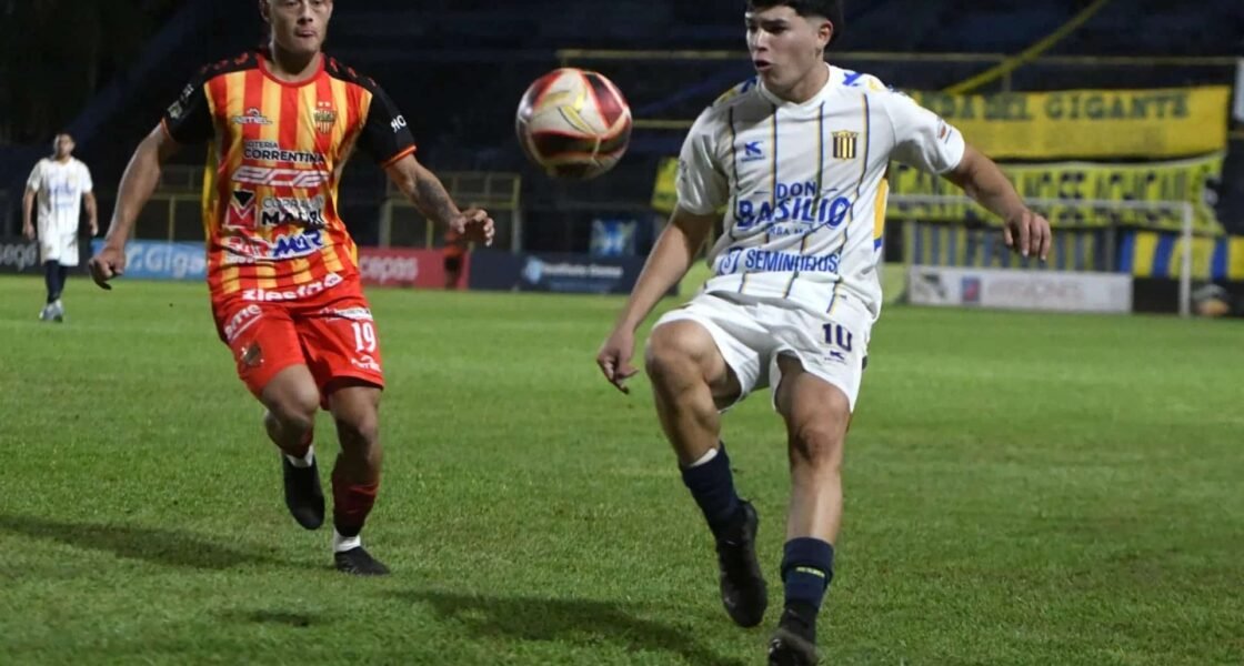 Foto del estadio Tito Cucchiaroni durante el partido de Bartolomé Mitre Segunda Etapa