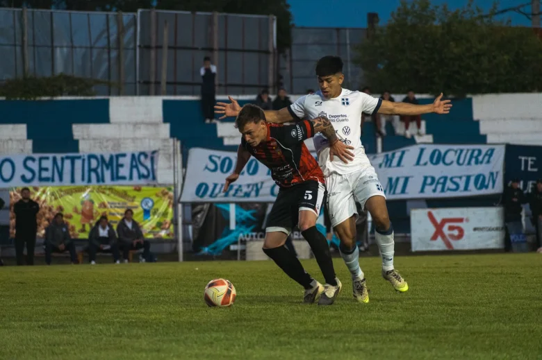 Jugadores de FADEP lamentando la eliminación tras el empate 3-3 contra Atenas de Río Cuarto