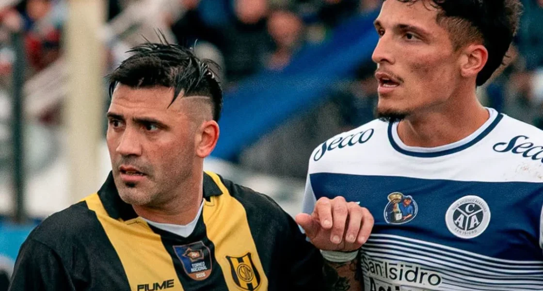 Jugadores de Deportivo Madryn celebran el empate sin goles en San Isidro