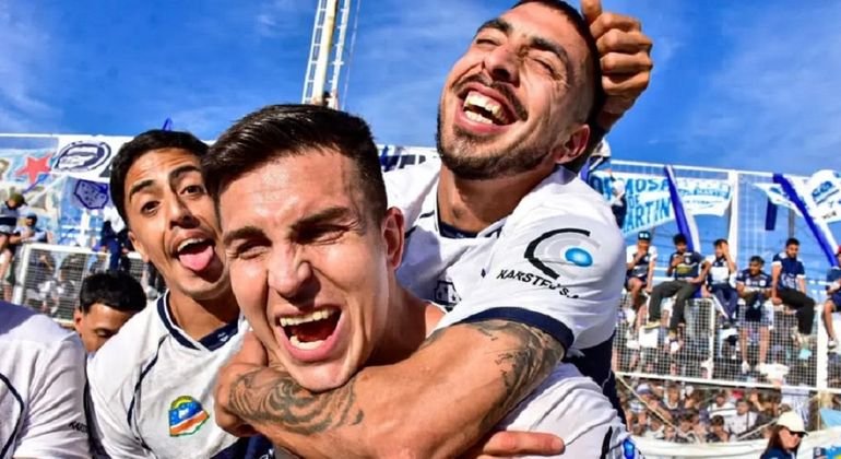 San Martín de Formosa celebra gol de Ceratto contra Olimpo